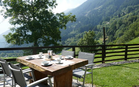 Rustico Girasole: Table, Meubles, Ciel, Nuage, Plante, Arbre, Montagne, Mobilier De Jardin, Bois, Tableau De Plein Air