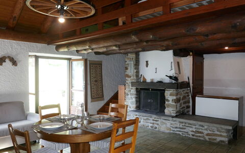 Rustico Girasole: Propriété, Meubles, Table, Bâtiment, Bois, Chaise, Design Intérieur, Sol, Sol, Faisceau