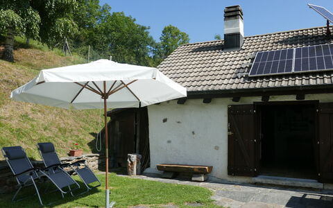 Rustico Girasole: Plante, Propriété, Ciel, Bâtiment, Ombre, Lot Terre, Maison, Arbre, Chalet, Mobilier De Jardin
