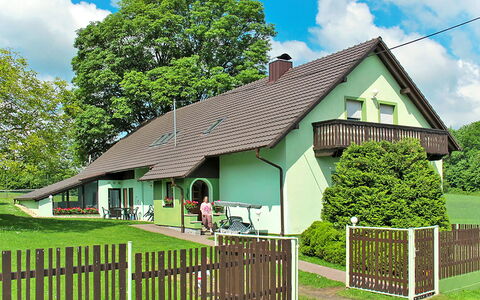 Haus Polivka: Nuage, Ciel, Plante, Bâtiment, Propriété, Vert, Arbre, Maison, Clôture, Fenêtre