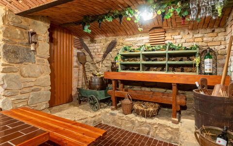 Haus Polivka: Propriété, Bois, Design Intérieur, Mobilier De Jardin, Table, Tache De Bois, Sol, Sol, Dur, Loisir