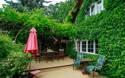 Karasova Ii: Plante, Fenêtre, Vert, Bâtiment, Ciel, Table, Chaise, Arbre, Mobilier De Jardin, Herbe