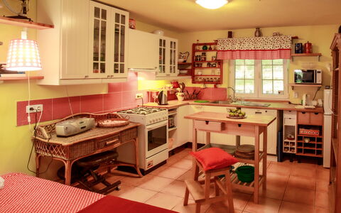 Karasova Ii: Cabinetry, Table, Propriété, Comptoir, Meubles, Fenêtre, Cuisine, Tiroir, Éclairage, Design Intérieur
