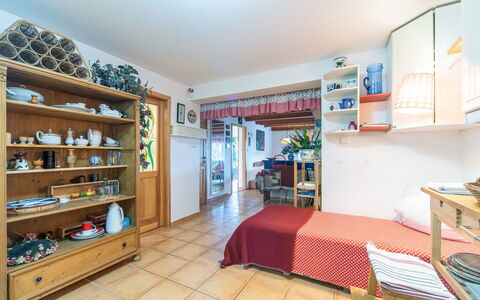 Karasova Ii: Meubles, Bois, Design Intérieur, Pièce, Appartement, Rayonnage, Étagère, Sol, Sol, Domicile
