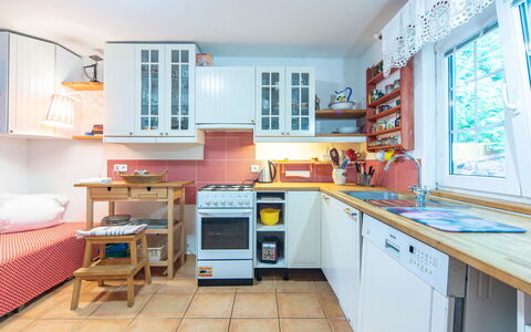 Karasova Ii: Cuisine, Appareil De Cuisine, Principaux Appliance, Meubles, Design Intérieur, Comptoir, Bois, Cabinetry, Sol, Pièce