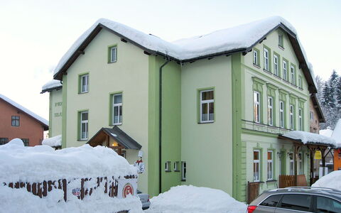 Desná V Jizerských Horách 603: Neige, Voiture, Ciel, Fenêtre, Véhicule, Bâtiment, Roue, Maison