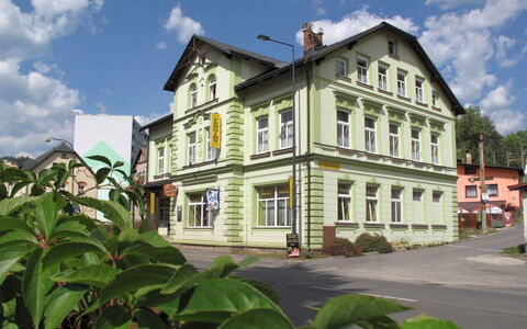 Desná V Jizerských Horách 603: Nuage, Ciel, Plante, Bâtiment, Fenêtre, Maison, Zone Résidentielle, Façade, Arbre, Ville