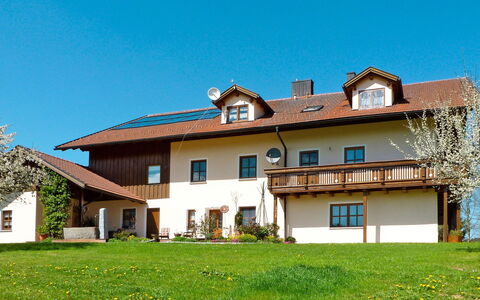 Bischofsmais 635: Ciel, Plante, Bâtiment, Fenêtre, Propriété, Maison, Arbre, Herbe, Lot Terre, Chalet