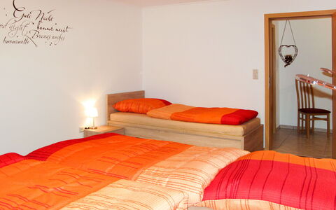 Bischofsmais 635: Chambre, Lit, Meubles, Pièce, Orange, Propriété, Drap De Lit, Cadre De Lit, Design Intérieur, Mur