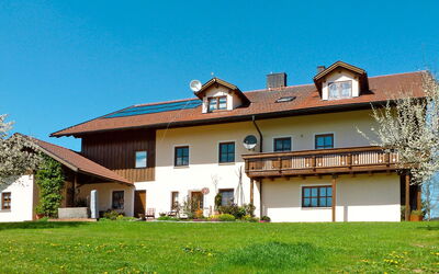 Bischofsmais 635: Ciel, Plante, Bâtiment, Fenêtre, Propriété, Maison, Arbre, Herbe, Lot Terre, Chalet
