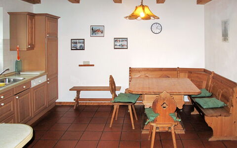 Ilztal: Pièce, Propriété, Meubles, Table, Design Intérieur, Bâtiment, Sol, Salle À Manger, Maison, Plafond