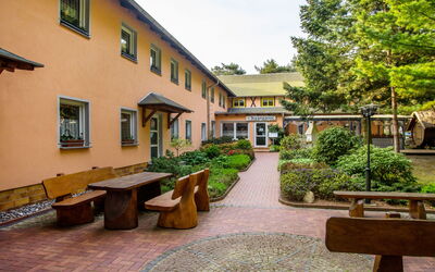 Dranske 603: Propriété, Bâtiment, Cour, Maison, Immobilier, Domicile, Ville, Biens, Architecture, Patio