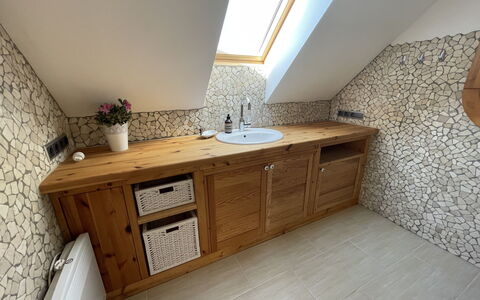 Tribbevitz: Cabinetry, Comptoir, Bâtiment, Évier, Bois, Robinet, Design Intérieur, Architecture, Plante D'Appartement, Sol