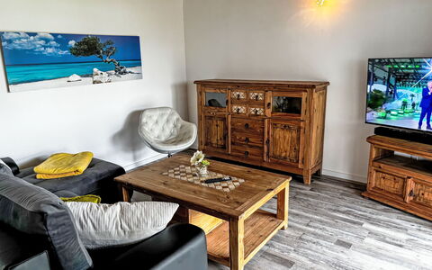 Paula: Meubles, Design Intérieur, Sol, Bois, Canapé, Sol, Pièce, Salon, Parquet, Table