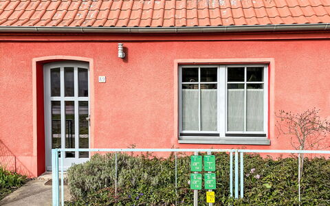 Kapitänshaus Leo: Plante, Fenêtre, Bâtiment, Feuille, Bois, Maison, Brickwork, Brique, Herbe