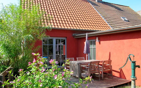 Kapitänshaus Leo: Plante, Fleur, Bâtiment, Propriété, Fenêtre, Ciel, Vert, Chalet, Maison, Bois