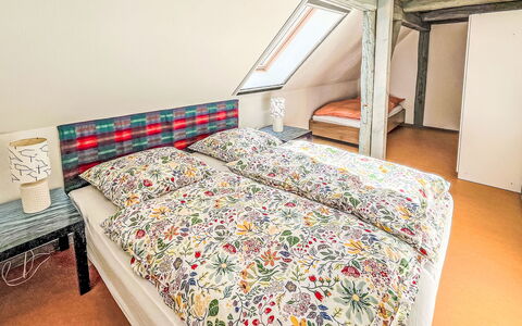 Kapitänshaus Leo: Lit, Chambre, Literie, Design Intérieur, Drap De Lit, Linge, Textile, Meubles, Sol, Sol