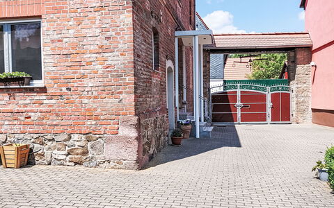 Stangerode 638: Plante, Bâtiment, Fenêtre, Surface De La Route, Ciel, Nuage, Brique, Brickwork, Bois, Sol