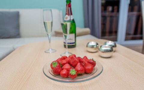 Stangerode 638: Aliments, Table, Vaisselle, Bouteille, Vaisselle, Fruit, Drinkware, Ingrédient, Assiette
