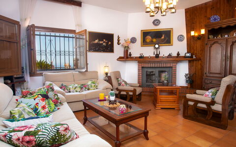 El Nido: Meubles, Propriété, Canapé, Cadre, Bois, Table, Salon, Éclairage, Design Intérieur, Jaune