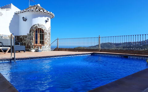 Tres Palmeras: L'Eau, Ciel, Bleu, Piscine, Bâtiment, Fenêtre, Plante, Maison, Composite, Loisir