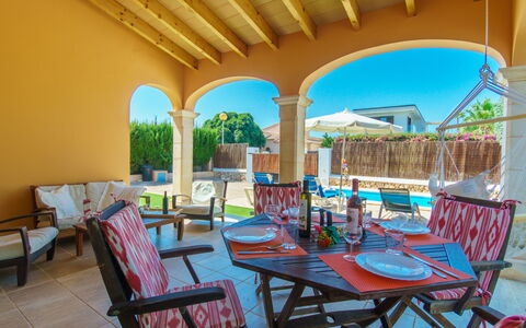 Frijoles: Table, Meubles, Propriété, Chaise, Bleu Azur, Ombre, Mobilier De Jardin, Bâtiment, Éclairage, Design Intérieur