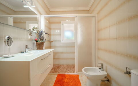 Can Damia: Sol, Mur, Salle De Bains, Design Intérieur, Luminaire Plomberie, Sol, Bois, Lavabo, Armoire De Toilette, Plafond