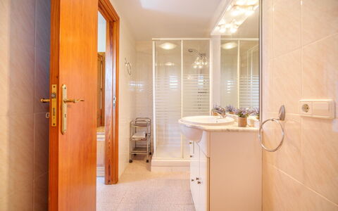Sa Caseta: Luminaire Plomberie, Miroir, Évier, Bâtiment, Robinet, Salle De Bains, Design Intérieur, Porte De Douche, Bois