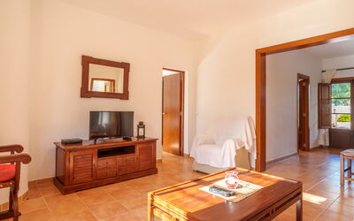 Finca Can Corritx 603.3: Meubles, Table, Miroir, Bois, Bâtiment, Tiroir, Design Intérieur, Cadre, Cabinetry, Salon