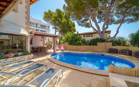 Villa Munar i: L'Eau, Plante, Propriété, Ciel, Bâtiment, Piscine, Arbre, Fenêtre, Ombre, Mobilier De Jardin