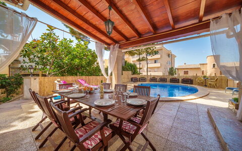 Villa Munar i: Plante, Table, Bâtiment, Chaise, Piscine, Pot De Fleur, Mobilier De Jardin, L'Eau, Design Intérieur, Bois