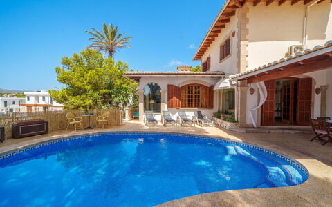 Villa Munar i: L'Eau, Bâtiment, Propriété, Plante, Ciel, Fenêtre, Bleu Azur, Bleu, Piscine, Maison