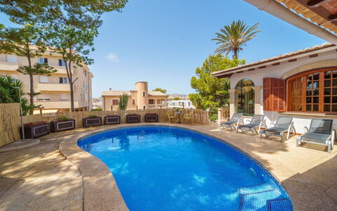 Villa Munar i: L'Eau, Plante, Propriété, Ciel, Meubles, Bâtiment, Fenêtre, Piscine, Bleu Azur, Arbre