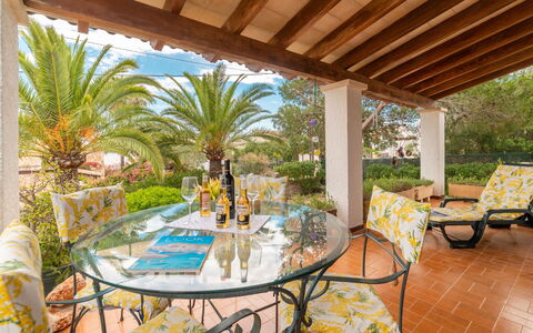 Ca Na Rosa: Table, Meubles, Plante, Chaise, Mobilier De Jardin, Ombre, Arbre, Tableau De Plein Air, Arecales, Loisir