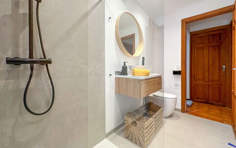 Ca Na Rosa: Miroir, Luminaire Plomberie, Évier, Robinet, Bois, Salle De Bains, Bâtiment, Cabinetry, Design Intérieur, Sol