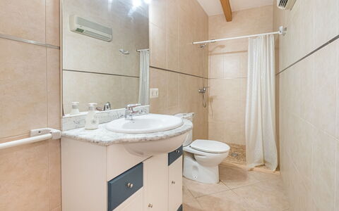 Sa Rossa: Luminaire Plomberie, Évier, Propriété, Robinet, Lavabo, Miroir, Salle De Bains, Design Intérieur, Architecture, Sol