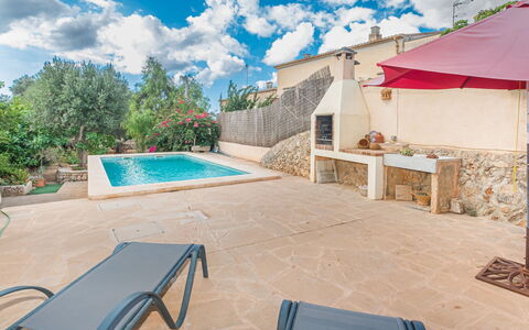 Sa Rossa: Nuage, Ciel, Propriété, Plante, Bleu, Bleu Azur, L'Eau, Bâtiment, Ombre, Mobilier De Jardin