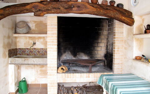 Es Barracar: Foyer, Cheminée, Pièce, Propriété, Meubles, Design Intérieur, Mur, Maconnerie Four, Tuile, Bâtiment