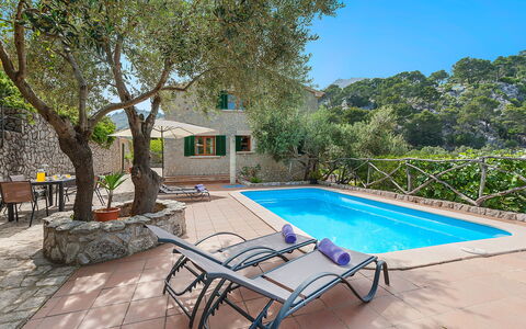 Es Barracar: Meubles, L'Eau, Plante, Propriété, Piscine, Ciel, Chaise, Table, Arbre, Ombre