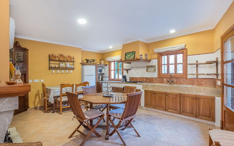 Es Barracar: Meubles, Table, Chaise, Cuisine, Cabinetry, Bois, Salon, Rayonnage, Architecture, Bâtiment