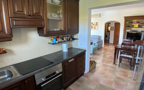 Schnuffi: Comptoir, Propriété, Pièce, Meubles, Cabinetry, Cuisine, Bâtiment, Sol, Design Intérieur, Tuile