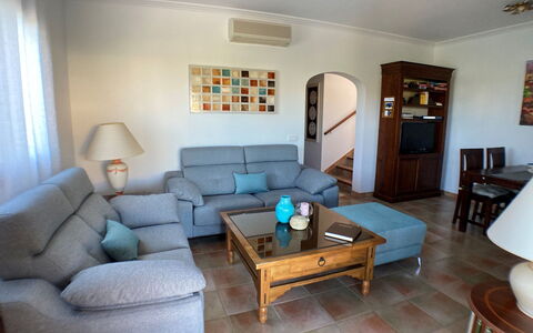 Schnuffi: Salon, Pièce, Propriété, Meubles, Design Intérieur, Bâtiment, Sol, Maison, Table, Immobilier