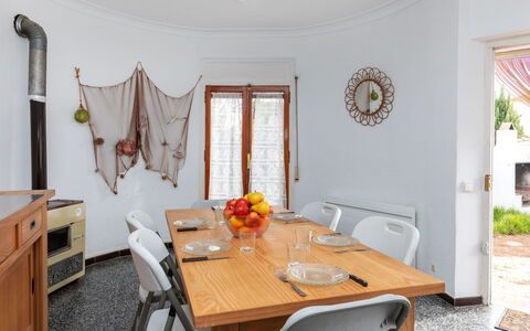 L'Escapade: Meubles, Table, Plante, Chaise, Bâtiment, Bois, Orange, Fenêtre, Design Intérieur, Plante D'Appartement