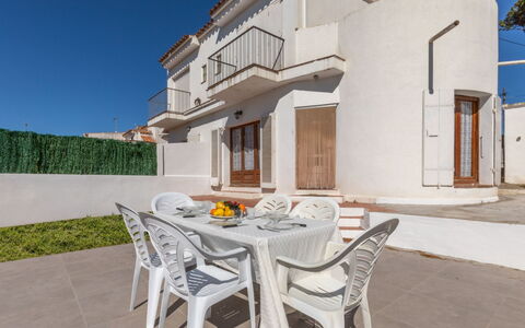 L'Escapade: Zone Résidentielle, Domicile, Composite, Balcon, Appartement, Plâtre, Daylighting, Villa, Tuile
