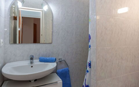 L'Escapade: Salle De Bains, Tuile, Propriété, Pièce, Mur, Robinet, Design Intérieur, Architecture, Luminaire Plomberie, Lavabo
