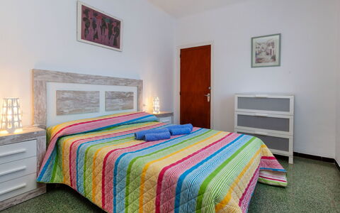L'Escapade: Chambre, Lit, Drap De Lit, Pièce, Meubles, Propriété, Cadre De Lit, Literie, Immobilier, Jaune