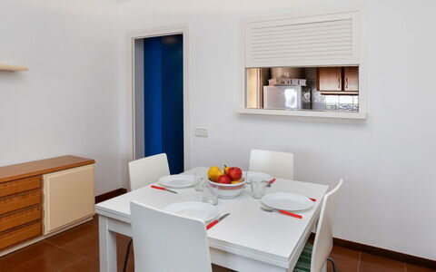 L'Escala 731: Table, Meubles, Propriété, Bâtiment, Bois, Design Intérieur, Fenêtre, Sol, Table Cuisine Et Salle A Manger