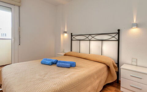 L'Escala 731: Chambre, Lit, Meubles, Pièce, Propriété, Drap De Lit, Cadre De Lit, Design Intérieur, Mur, Sol