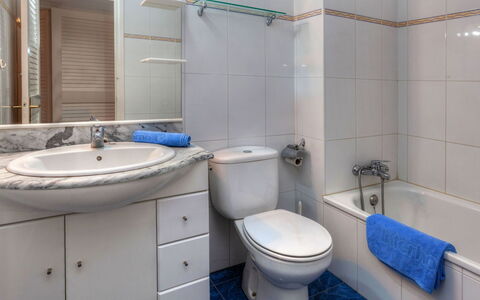 L'Escala 731: Salle De Bains, Propriété, Pièce, Bleu, Robinet, Accessoire Salle De Bain, Luminaire Plomberie, Toilette, Mur, Design Intérieur