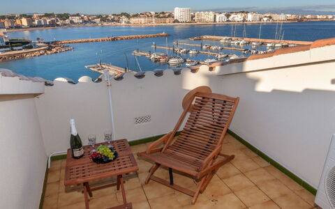 L'Escala 731: Propriété, Toit, Appartement, Balcon, Immobilier, Bâtiment, Vacances, Pièce, Meubles, Mer